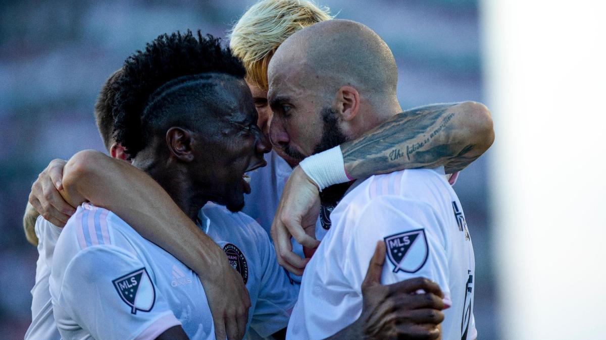 El delantero del Inter Miami CF Gonzalo Higuaín (9) celebra con su compañero Blaise Matuidi (8) tras anotar durante la segunda mitad de un partido de la MLS contra Nashville SC en el DRV PNK Stadium de Fort Lauderdale, Florida, el domingo 8 de agosto de 2021.