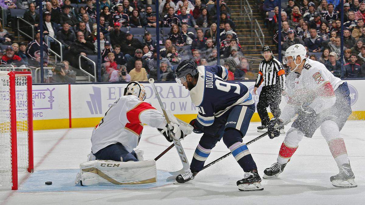 The Columbus Blue Jackets’ Anthony Duclair (91) scores on Florida Panthers goaltender Roberto Luongo, left, during the third period at Nationwide Arena in Columbus, Ohio, on Thursday, Nov. 15, 2018. The Blue Jackets won, 7-3.