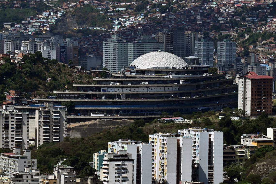 Esta imagen muestra El Helicoide, una instalación y prisión propiedad del gobierno venezolano y utilizada para presos comunes y políticos del Servicio Bolivariano de Inteligencia Nacional (SEBIN), en Caracas, el 8 de enero de 2026. El presidente de la Asamblea Nacional de Venezuela, Jorge Rodríguez, anunció la inminente liberación de un número significativo de venezolanos y extranjeros “con el fin de contribuir y colaborar en el esfuerzo que todos debemos realizar para lograr la convivencia”. 