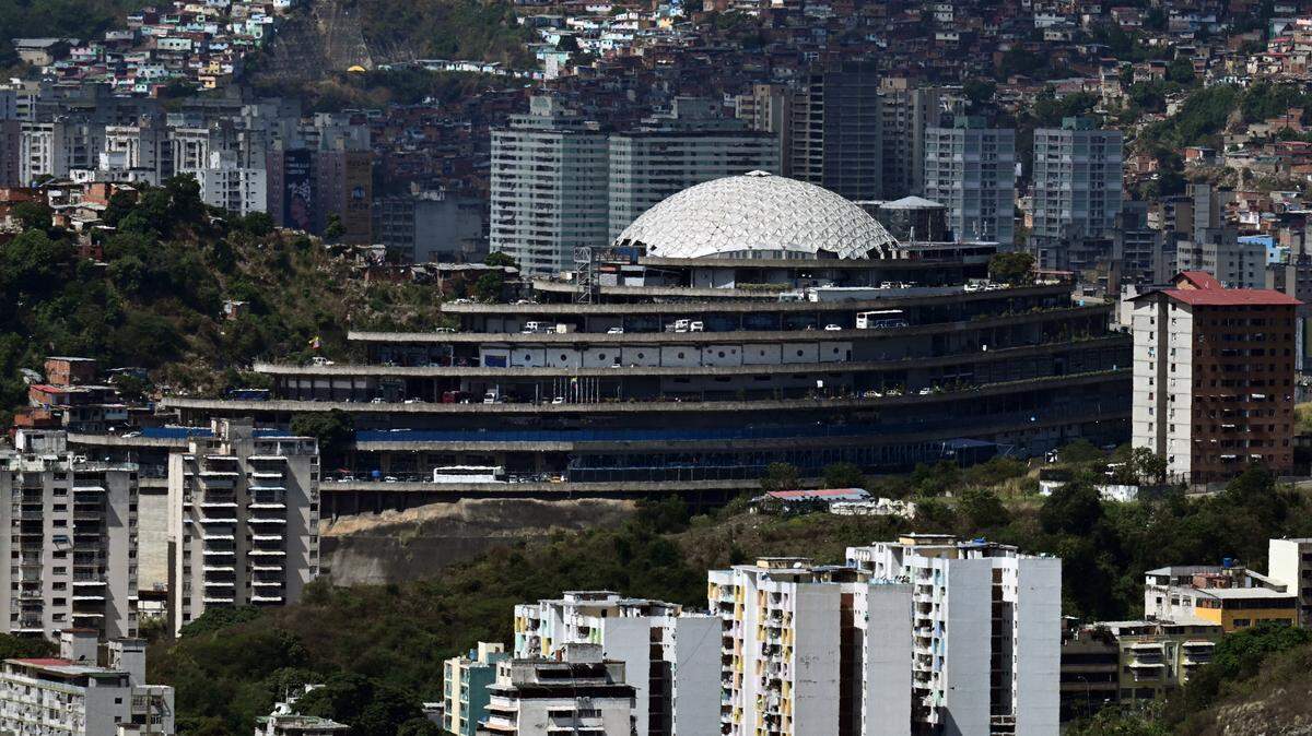 This image shows the infamous El Helicoide, a prison owned by the Venezuelan government and used for both regular and political prisoners of the Bolivarian National Intelligence Service.
