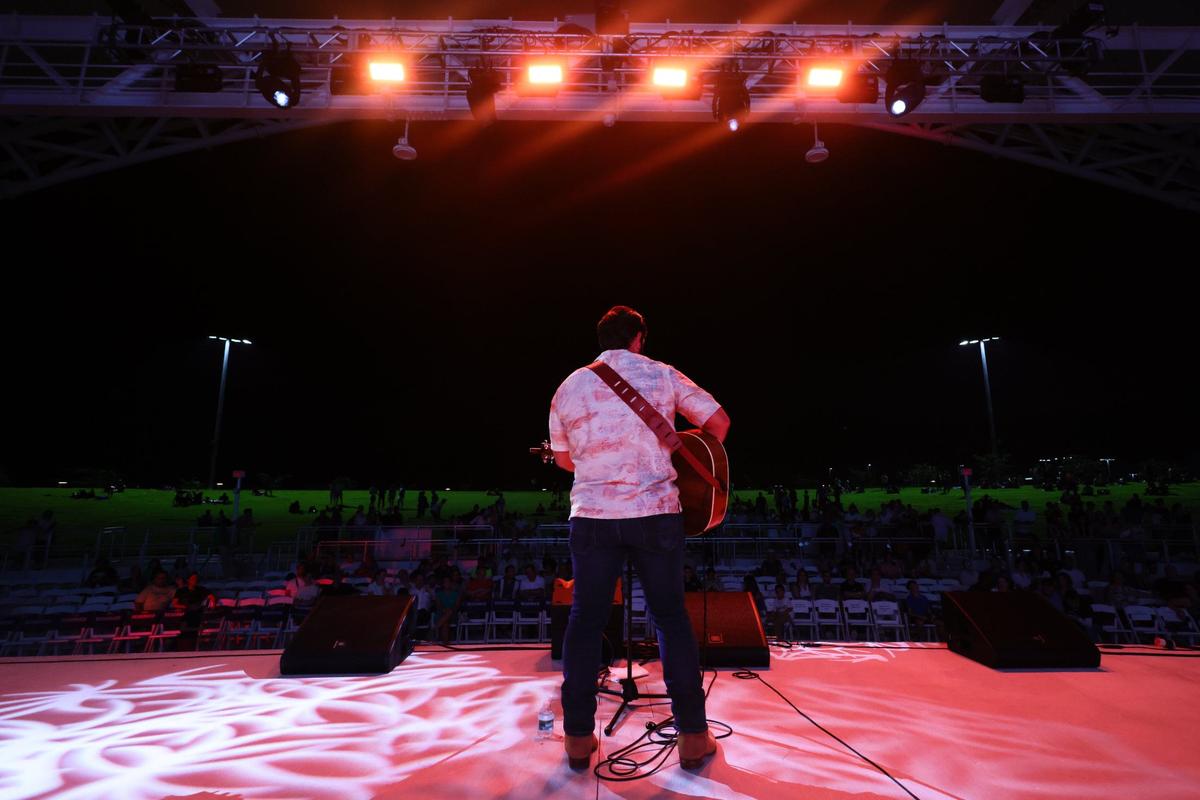 El cantante y compositor de música country Orlando Méndez se presenta en el anfiteatro durante la inaguración de la parte este del Doral Central Park en 3005 NW 92nd Ave. en Doral, Florida, el lunes 26 de agosto de 2024.