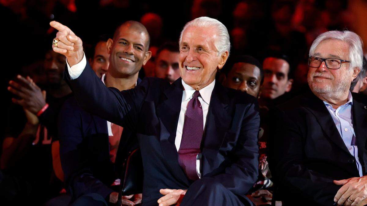 Foto de archivo. El presidente del Heat Pat Riley y el dueño del equipo Micky Arison participan en la ceremonia del retiro de la camiseta de Udonis Haslem, el 19 de enero de 2024 en Miami.