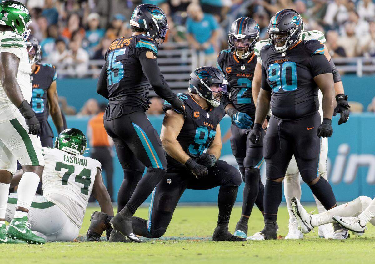 Miami Dolphins defensive tackle Zach Sieler (92) celebrates with teammates during the second half of an NFL game against the New York Jets at Hard Rock Stadium on Monday, Sept. 29, 2025, in Miami Gardens, Fla.