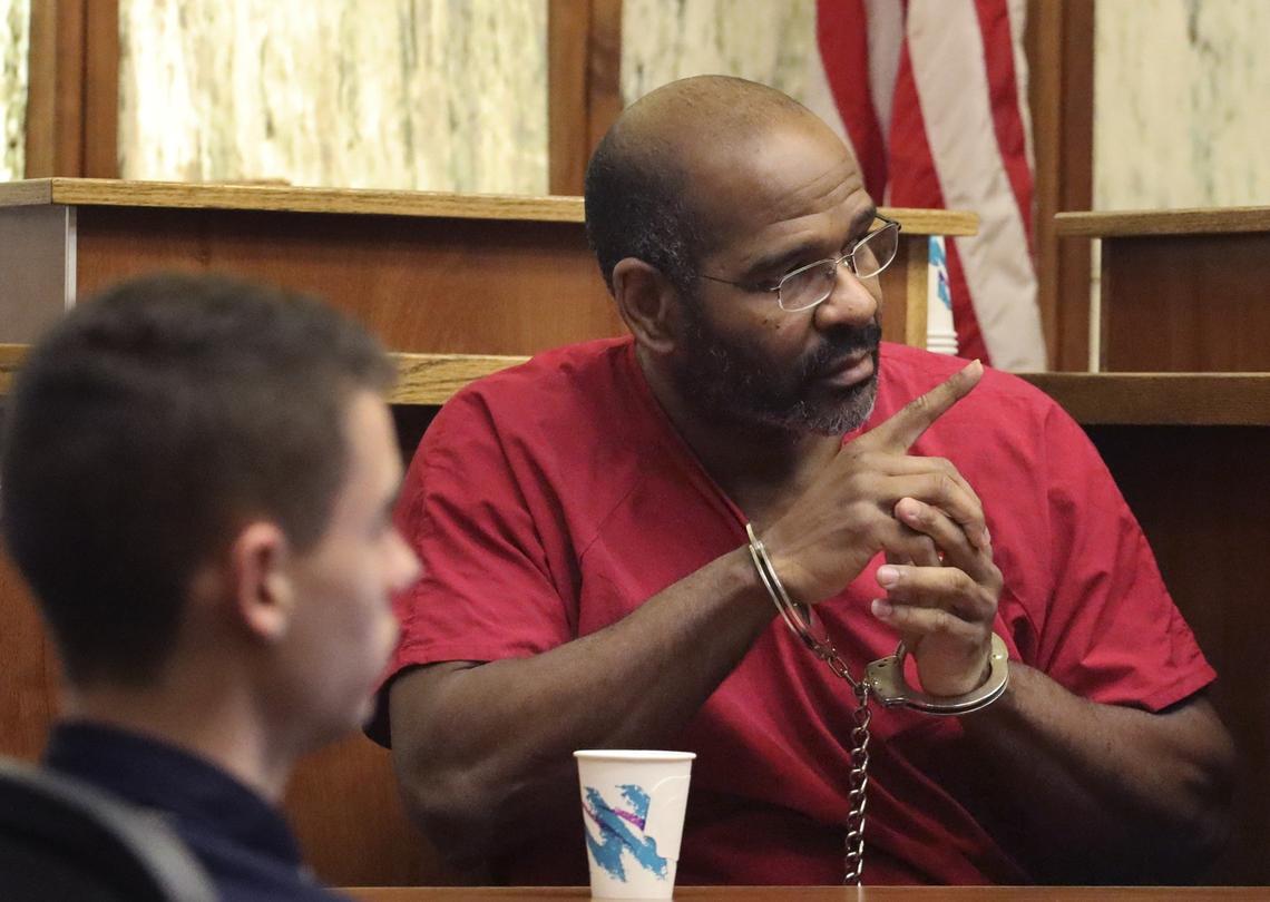 Ariel Gandulla (centro), ex luchador de la MMA, señala hacia el acusado Alexis Vila Perdomo mientras declara durante el juicio por asesinato a Roberto Isaac, en una imagen del 5 de noviembre de 2019 en Miami.