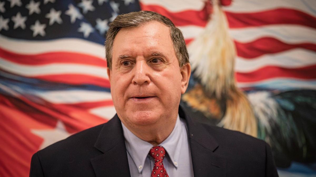 El comisionado Joe Carollo habla en una conferencia de prensa en su oficina de distrito el 29 de julio en Miami.