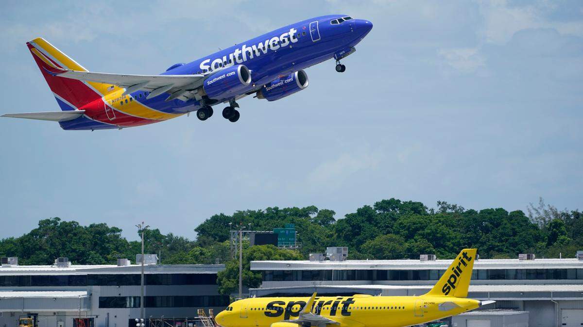 Estamos hartos de la larga encerrona en casa.. Ahora vamos a viajar y con maletas. (AP Photo/Wilfredo Lee)