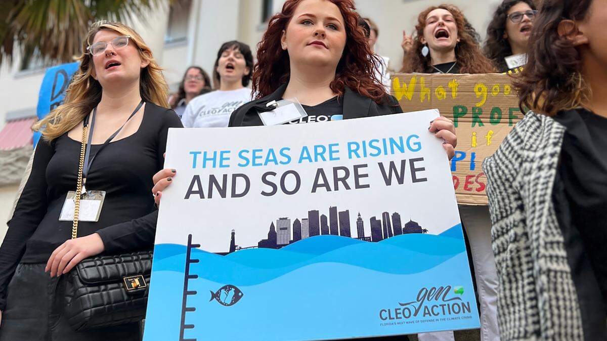 Emma Aagaard, a genCLEO organizer from Orlando, holds a sign that says, “the seas are rising and so are we.” Hundreds of young climate activists came to the Florida Capitol on Jan 24. to hold a press conference, rally and meet with elected officials.