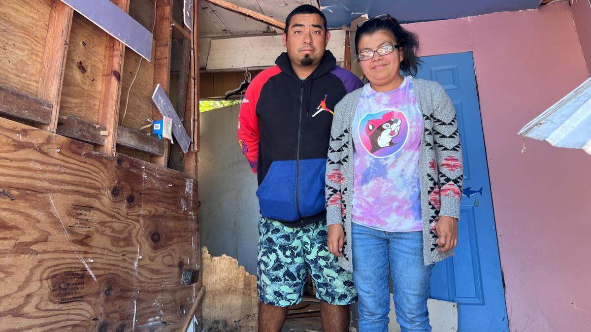Eulogio y Lisa Martínez en lo que fue el dormitorio de su hija. La tormenta lo dejó todo en ruinas. Un árbol cayó sobre el tejado, que se derrumbó, y las paredes se vinieron abajo. Los muebles y las reliquias familiares estaban cubiertos de suciedad y eran insalvables.