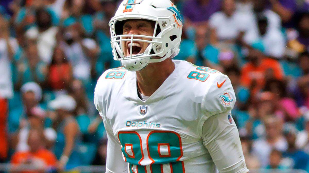 El tight end de los Miami Dolphins, Mike Gesicki (88), reacciona en el primer cuarto contra los Minnesota Vikings de la NFL en el Hard Rock Stadium el 16 de octubre de 2022 en Miami Gardens, Florida.