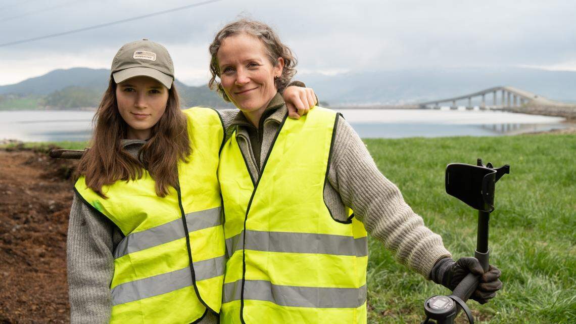 The girl and her mother were searching a field in Bolsøya with archaeologists when she unearthed part of a Viking-era artifact, photos show.
