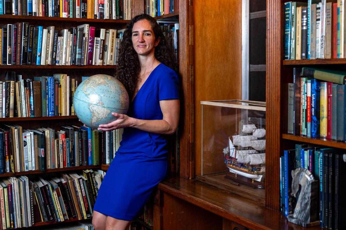 La nominada a Maestra del Año de Miami-Dade, Melissa C. Abril-Dotel, de la Primaria North Beach, posa dentro de la casa de la ex Maestra del Año Stephanie King en North Miami, Florida, el jueves 18 de enero de 2024.