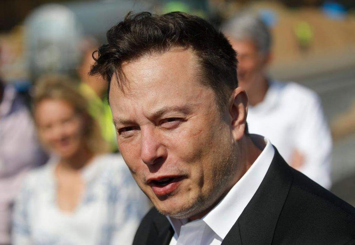 En esta foto de archivo, el presidente ejecutivo de Tesla, Elon Musk, habla con los medios de comunicación mientras llega a visitar las obras de construcción del futuro gigante estadounidense del automóvil eléctrico Tesla, el 3 de septiembre de 2020, en Gruenheide, cerca de Berlín.