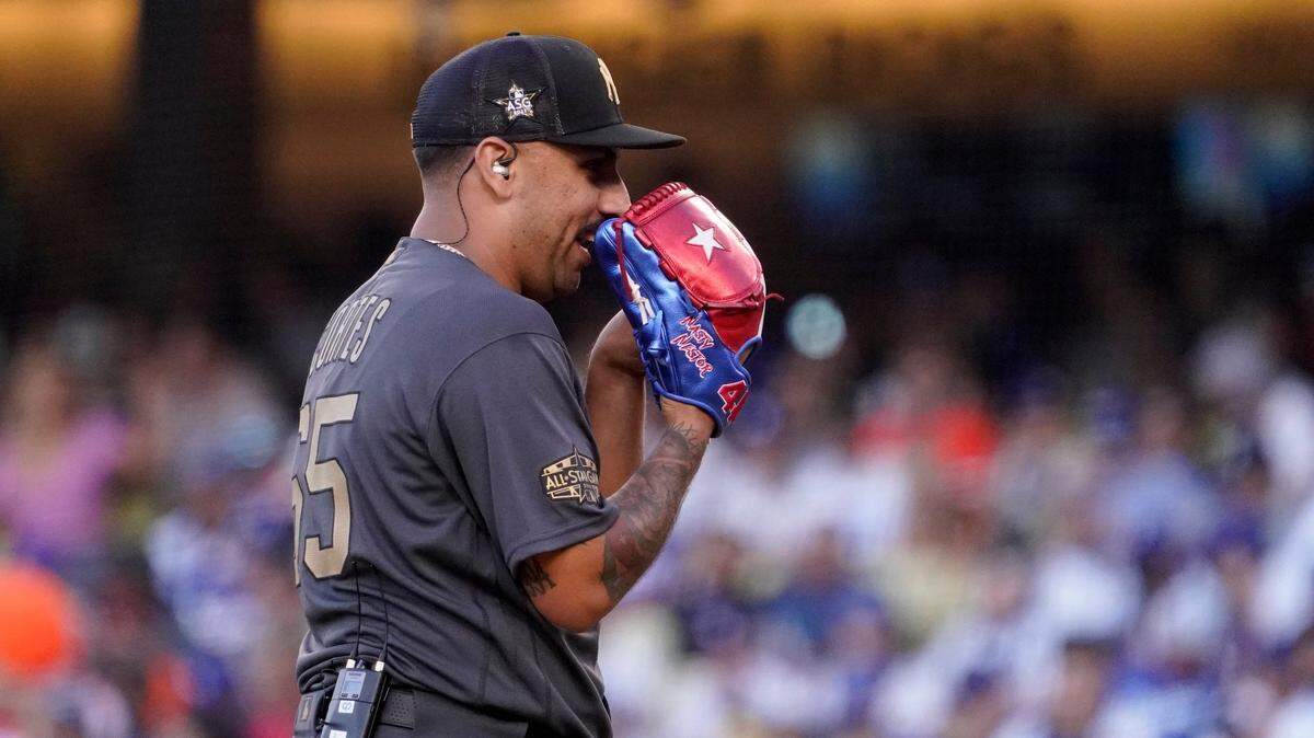 El lanzador de la Liga Americana Néstor Cortés, de los Yankees de Nueva York, antes de hacer un lanzamiento a la Liga Nacional durante la sexta entrada del MLB All-Star. juego de béisbol, martes, 19 de julio de 2022, en Los Ángeles.
