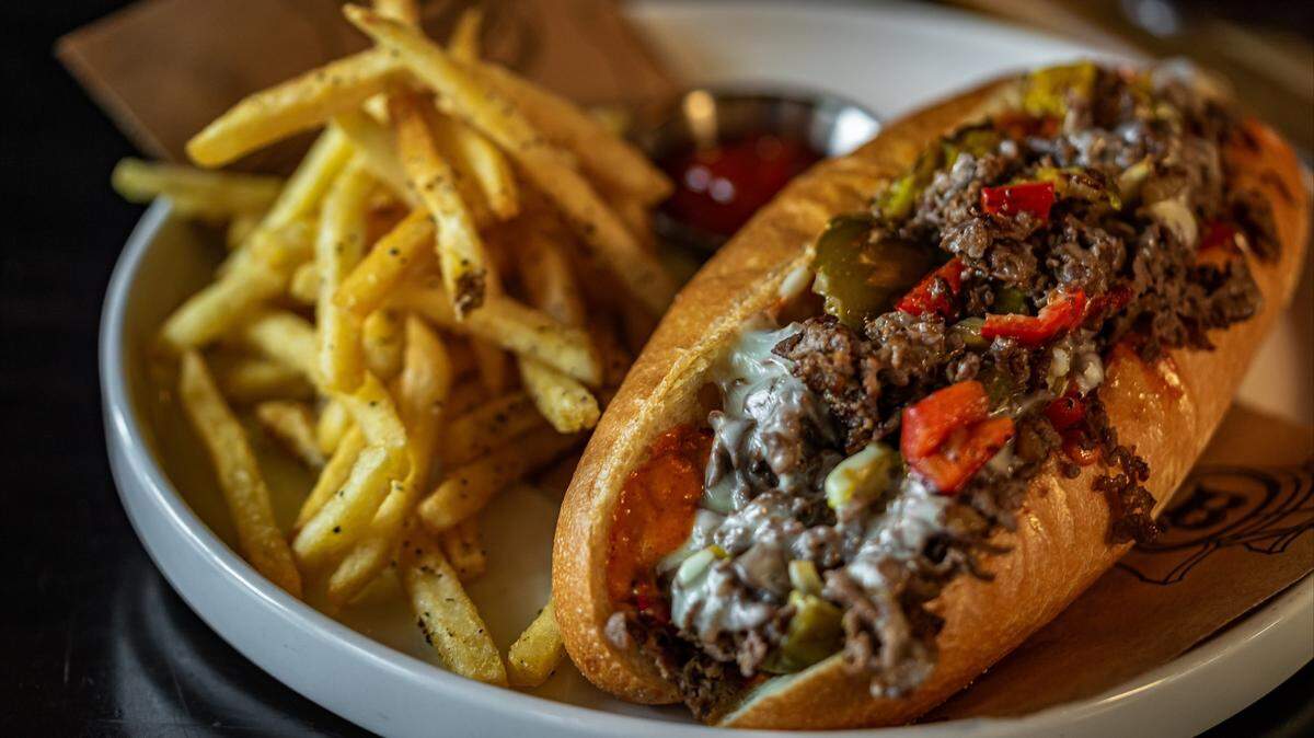 ¿Te gustan los chiles picantes en el cheesesteak? Hacen del sandwich de Batch Gastropub uno de los mejores del país, según Mashed.com.