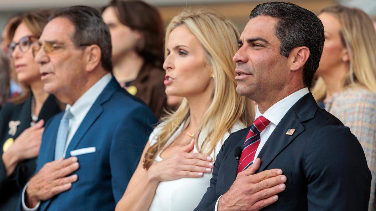 El alcalde Francis Suárez, su esposa Gloria y su padre, el ex alcalde Xavier Suárez, escuchan el himno nacional antes de su primer discurso como candidato a la nominación presidencial republicana de 2024 en la Biblioteca Presidencial Ronald Reagan, en Simi Valley, California, el jueves 15 de junio de 2023.