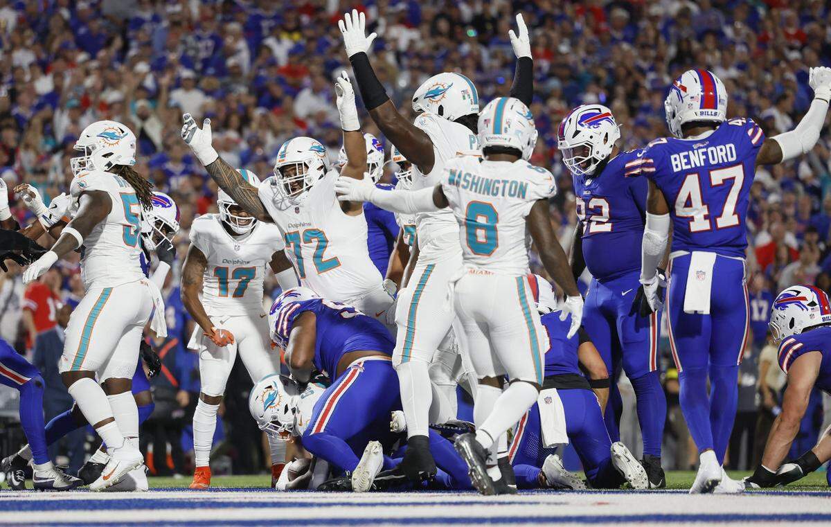 Miami Dolphins running back Ollie Gordon II (31) scores in the in the first half against the Buffalo Bills during their NFL football game at Highmark Stadium in Orchard Park, NY, on Thursday, September 18, 2025. 