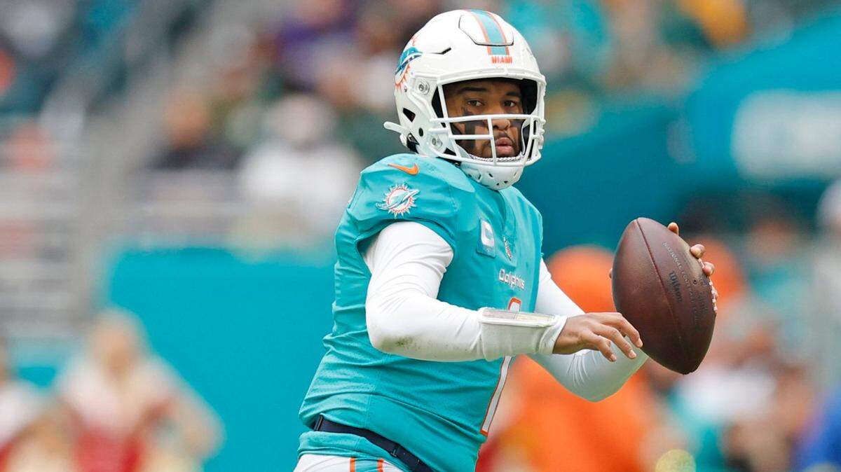 Miami Dolphins quarterback Tua Tagovailoa (1) sets up to pass in the second quarter against the Green Bay Packers at Hard Rock Stadium in Miami Gardens, Florida on Sunday, December 25, 2022.