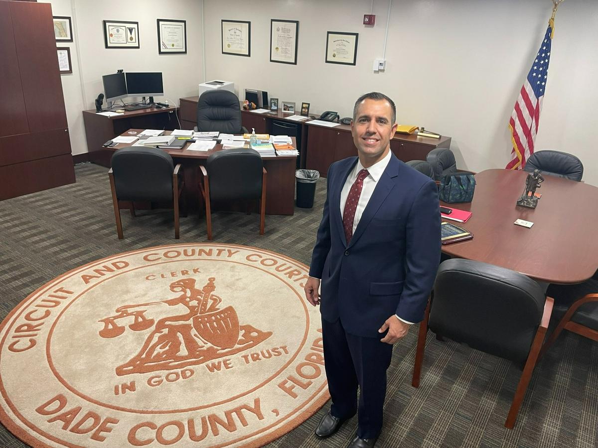 Juan Fernández-Barquín, secretario del tribunal del condado de Miami-Dade, dijo que está iniciando una auditoría del sistema de nóminas del condado después de una serie de errores en los cheques de pago, incluyendo uno que, según él, le obligó a devolver $2,555.27 al gobierno.