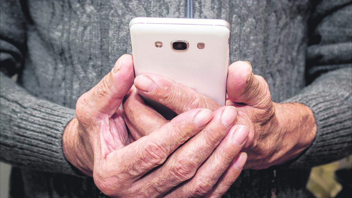 Veterans can get free cellphones during event in Broward. What to know