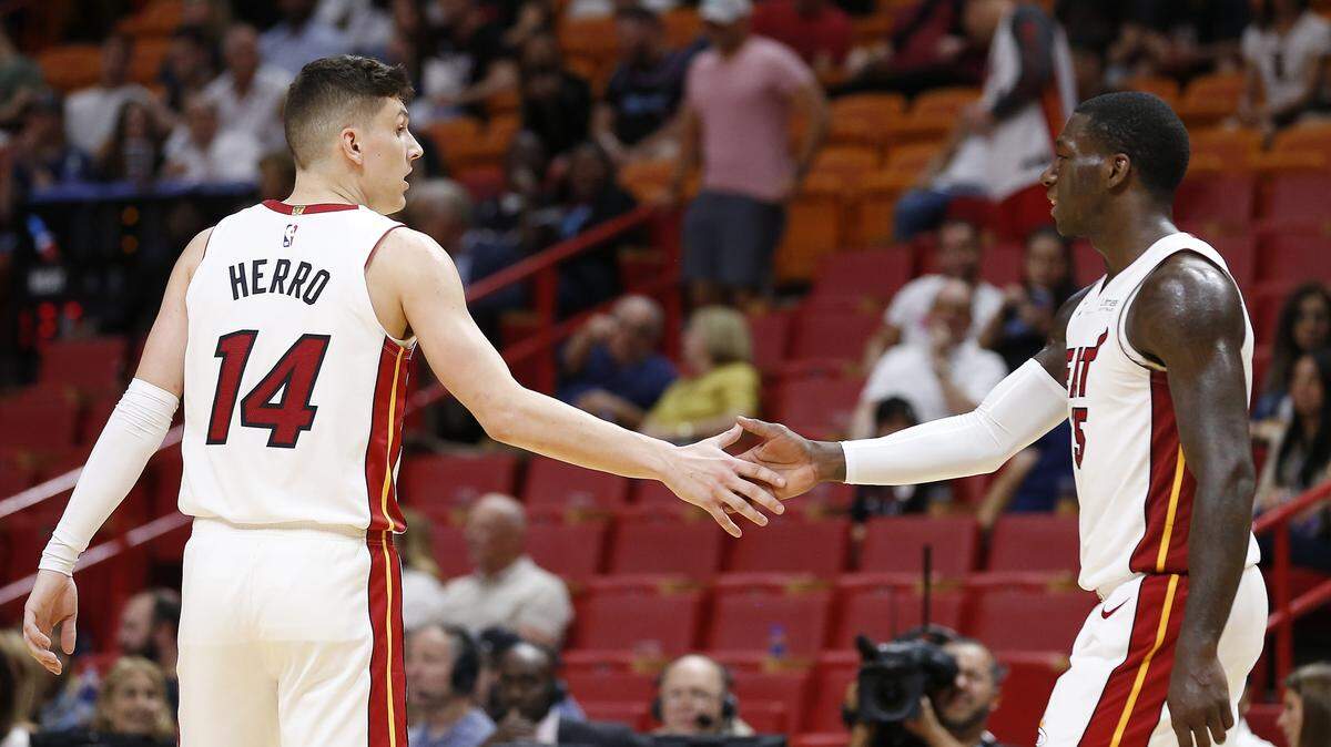 Los novatos del Heat Tyler Herro #14 celebra con Kendrick Nunn #25 en su primer juego en la NBA el 23 de octuble del 2019 contra Memphis.