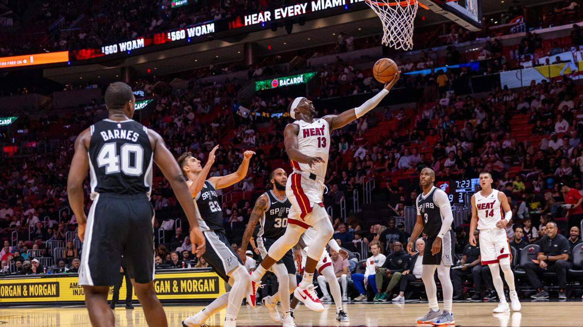 El centro del Heat Bam Adebayo entra al aro durante la segunda mitad del partido de pretemporada ante los Spurs de San Antonio, celebrado el 15 de octubre de 2024 en el Kaseya Center en Miami.