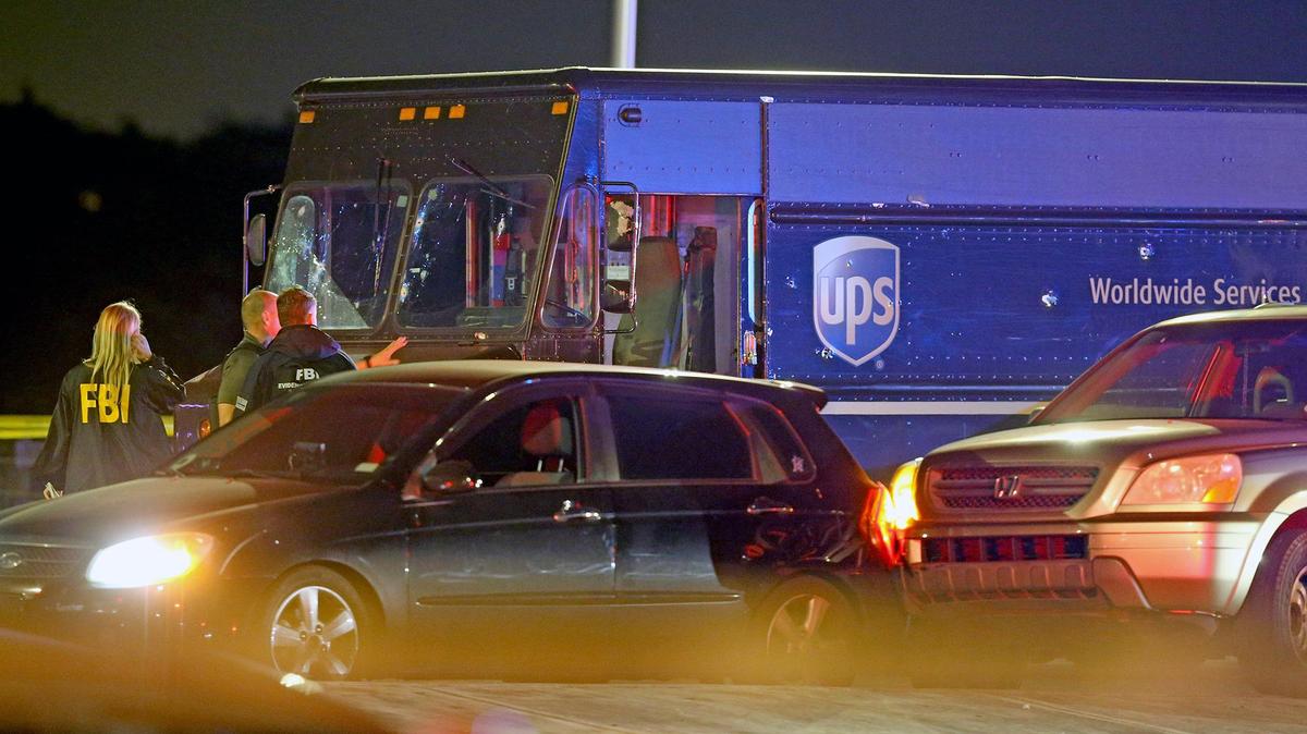 Un camión de reparto de UPS, que fue robado después de un robo en Coral Gables e involucrado en una persecución policial, en la escena después de un tiroteo en Flamingo Road y Miramar Parkway, en Miramar, el 5 de diciembre de 2019.