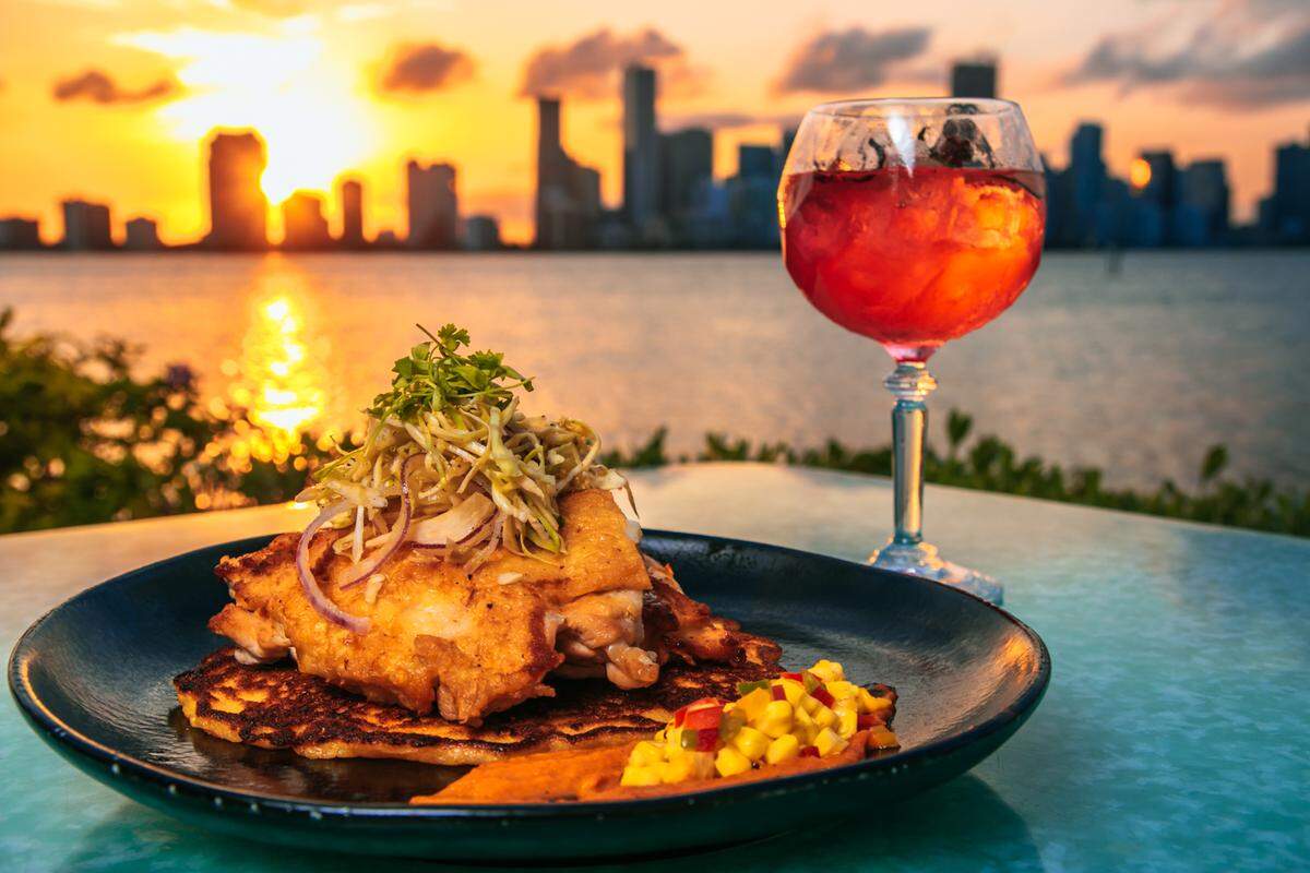 El menú de Rusty Pelican en Key Biscayne está orientado a los mariscos. Dos tercios de los platos principales incluyen algún tipo de marisco, como este pargo crujiente, pero también se pueden pedir carnes o platos veganos.