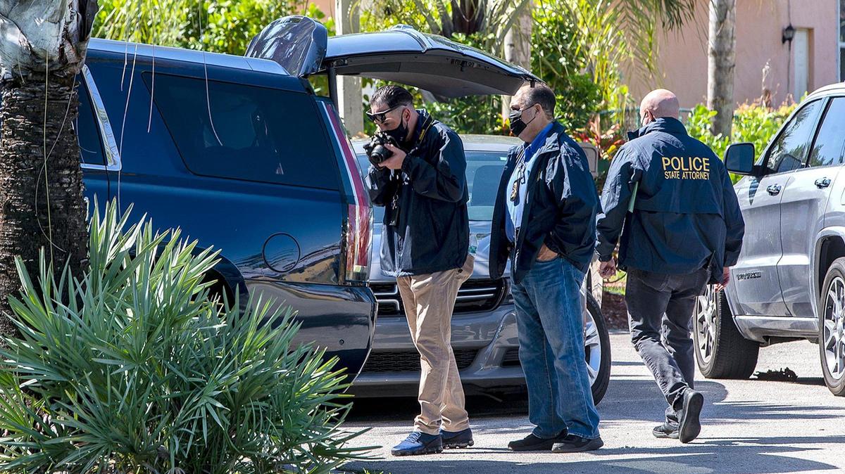 Autoridades toman fotos del auto del ex senador estatal Frank Artiles mientras registran su casa en Palmetto, el miércoles 17 de marzo de 2021.