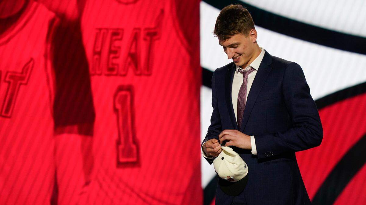 Nikola Jovic reacciona después de ser seleccionado en el puesto 27 global por Miami Heat en el draft de baloncesto de la NBA, el jueves 23 de junio de 2022 en Nueva York.
