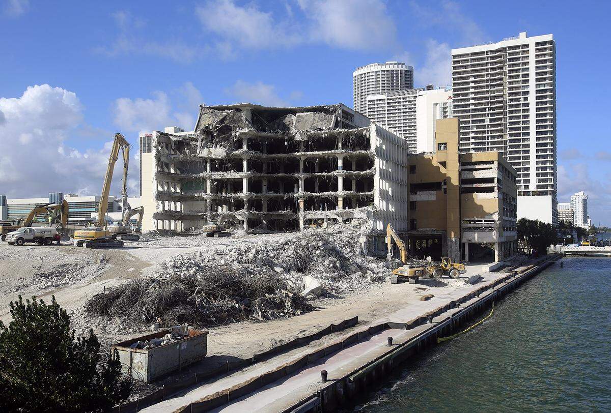 Demolition of the former Miami Herald building at One Herald Plaza in downtown Miami continued Thursday, Dec. 4, 2014. The site is viewed from the MacArthur Causeway, looking north. The demolition firm, BG Group of Boca Raton, is razing the building using a “top down” method. The Genting Group bought the prime bayfront site; it may eventually house a resort and/or casino.