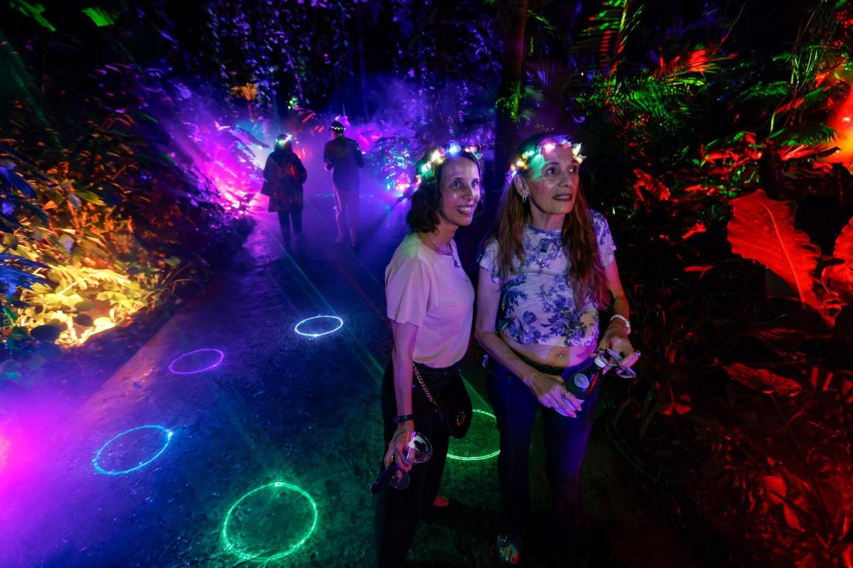 Tanya Acosta y Susan Coccetti (de izquierda a derecha) posando mientras pasean por Rainbow Rainforest de NightGarden.