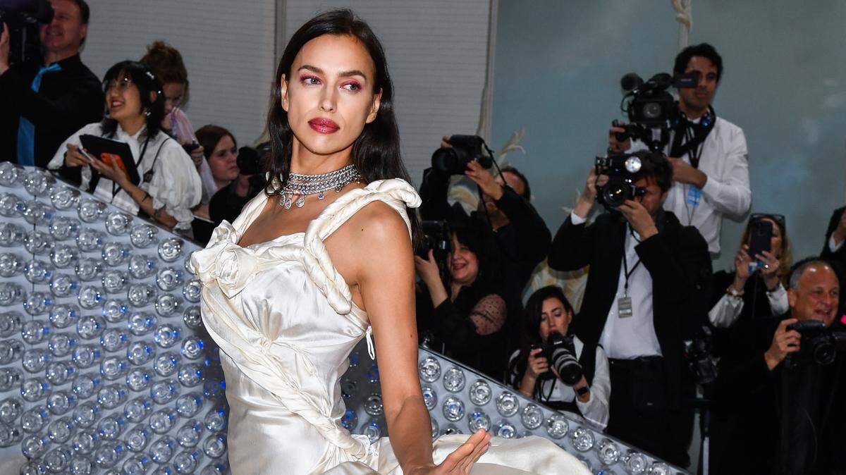 Irina Shayk walking on the red carpet at the 2023 Metropolitan Museum of Art Costume Institute Gala celebrating the opening of the exhibition titled Karl Lagerfeld: A Line of Beauty held at the Metropolitan Museum of Art in New York, NY on May 1, 2023.