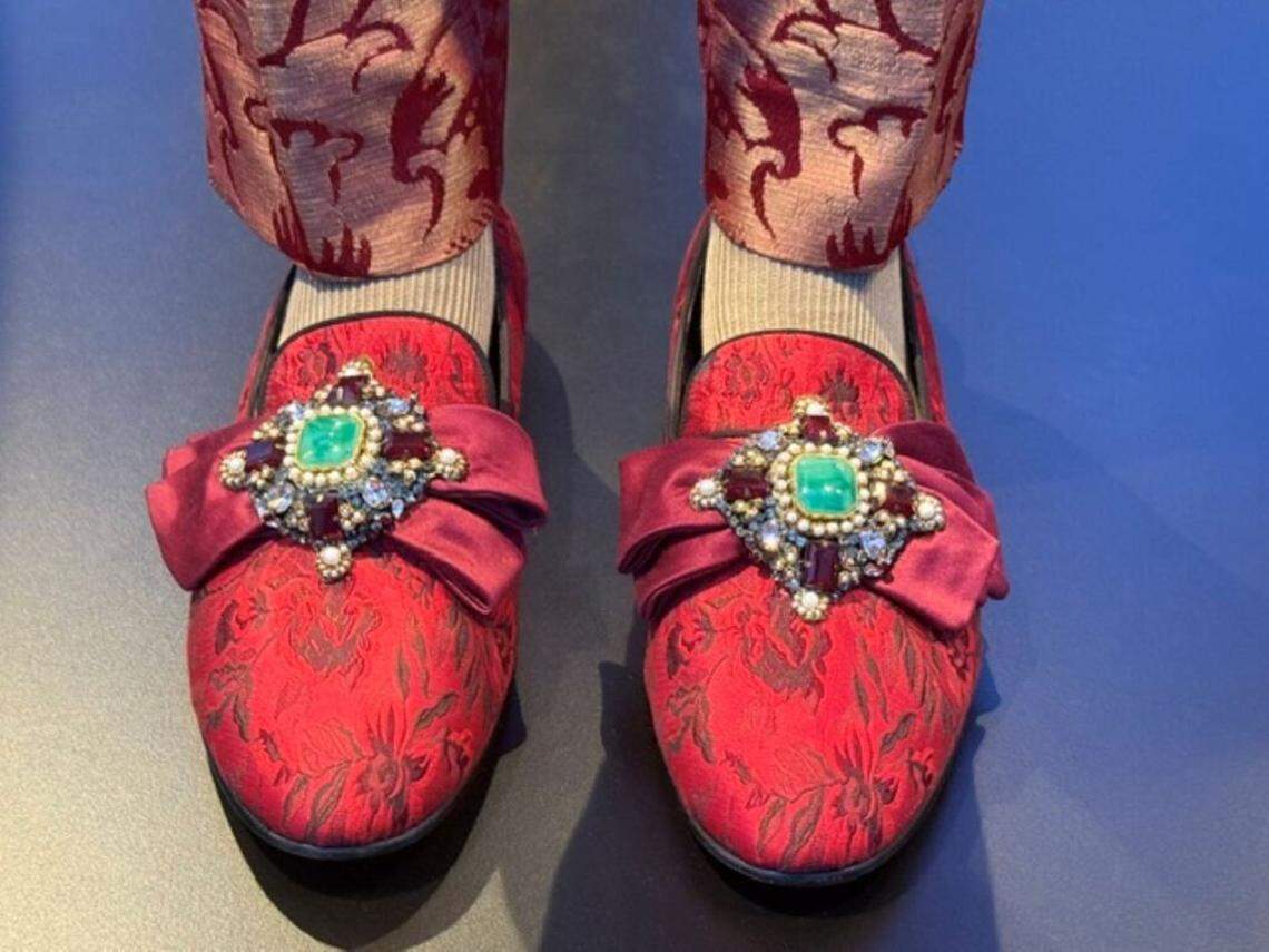 Cada detalle está cuidadosamente cuidado en “From the Heart to the Hands: Dolce & Gabbana”, incluidos los zapatos de seda de caballero. 