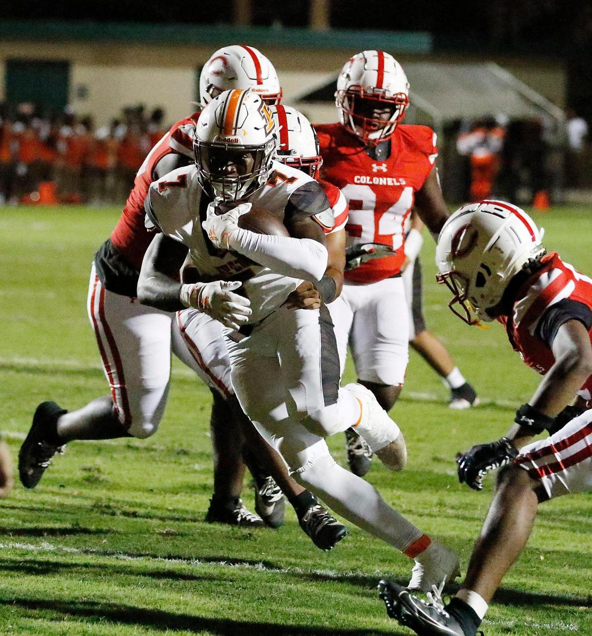 Piper Bengals running back Jean Telfort (7) carries the ball against Plantation Colonels on Friday, October 27, 2023 at PAL Stadium in Fort Lauderdale. Andrew Uloza / for Miami Herald