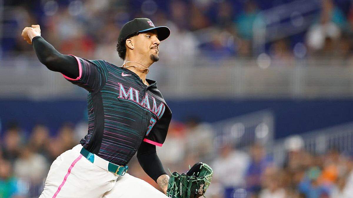 MIAMI, FLORIDA - MAY 22: Eury Pérez #39 of the Miami Marlins delivers during the first inning against the New York Mets at loanDepot park on May 22, 2026 in Miami, Florida. (Photo by Carmen Mandato/Getty Images)