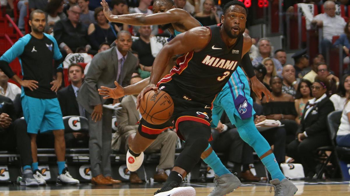 Dwyane Wade, del Heat (3), entra al aro tras safarse del marcaje de Kemba Walker, de los Hornets. Ambos fueron los mejores de sus respectivos equipos este sábado en el  American Airlines Arena.