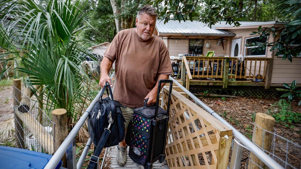 Brian Smith preparándose para evacuar su casa en Steinhatchee, Florida, en preparación para el huracán Idalia. el martes 29 de agosto de 2023.