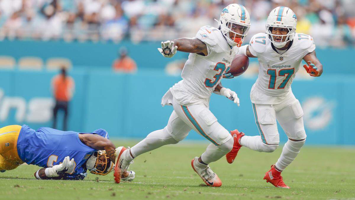 Miami Dolphins wide receiver Jaylen Waddle (17) on a pass recption as running back Ollie Gordon II (31) looks to block against the Los Angeles Chargers during their NFL football game at Har Rock Stadium in Miami Gardens, FL, on Sunday, October 12, 2025. 