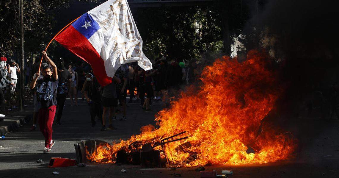 Al menos 15 personas han muerto en los enfrentamientos de manifestantes con las fuerzas del orden en Chile.