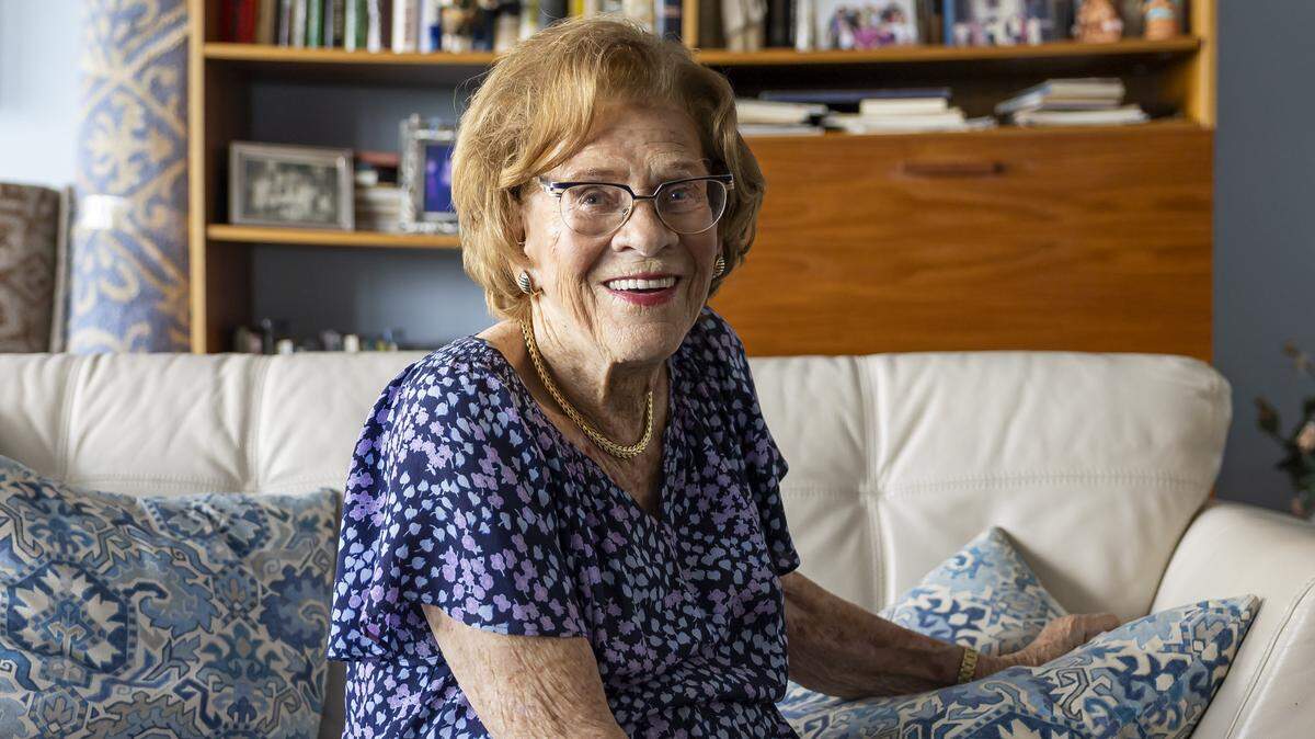 Ruth Di Stefano, sobreviviente del Holocausto de 97 años, fue fotografiada el viernes 19 de septiembre de 2025 en su hogar en Fort Lauderdale, Florida. Di Stefano recibió de Goodman Jewish Family Services una bolsa de obsequio gratuita con un calendario, manzanas, velas, miel y jugo de uva en anticipación a la festividad de Rosh Hashaná.