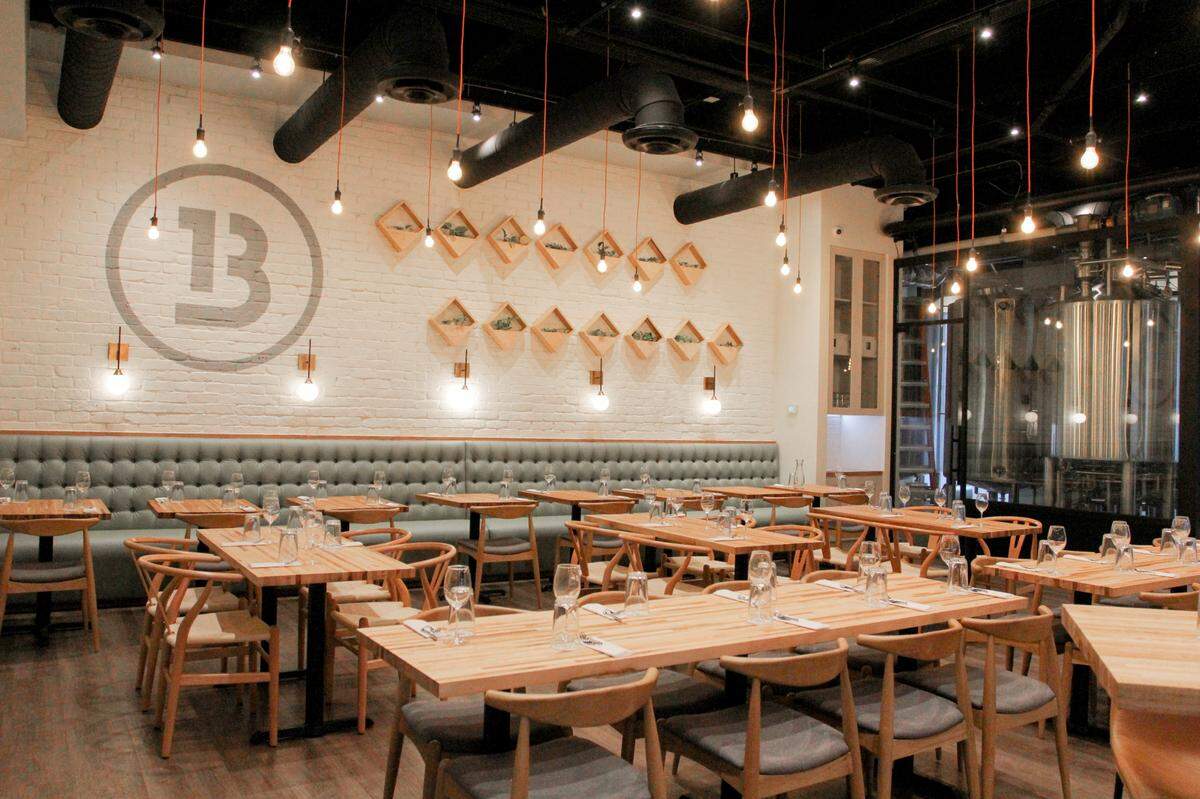 Hay un espacio interior y una cervecería al aire libre en Bay 13.