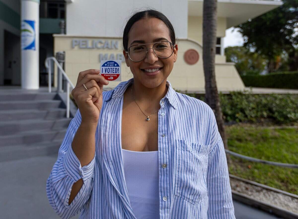Belkis González posa con una calcomanía de “¡Yo voté!” después de emitir su voto durante las elecciones generales en el condado de Miami-Dade en Pelican Harbor Marina el martes 5 de noviembre de 2024, en Miami, Florida.