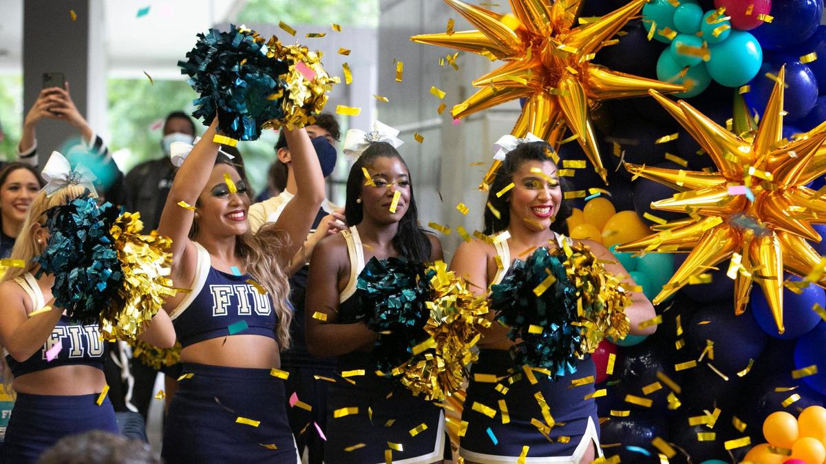 Las animadoras de la FIU celebran la mejora de 17 puntos entre las universidades públicas del país en la clasificación de 2022 publicada en septiembre de 2021.
