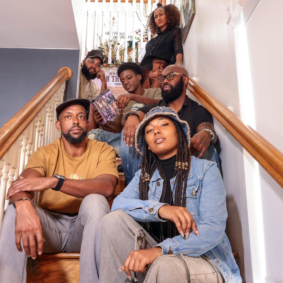 Los artistas colaboradores –Melissa Martínez, arriba, Everton Allen, Godwin Ferrier (con libro), Anthony Lumpkin, Nate Dee, abajo a la izquierda, y Tierra Armstrong, a la derecha– encuentran espacio entre los escalones de la D.A. Dorsey House en Overtown, donde se presenta la exposición 'On the Ban Wagon: The Power of the Pen', que profundiza en un capítulo fundamental de la historia a través de la lente de los libros prohibidos.