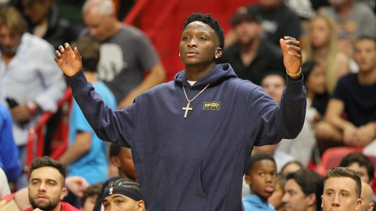 El escolta del Heat, Victor Oladipo, observa el partido contra los Celtics de Boston el 21 de octubre de 2022 en Miami.
