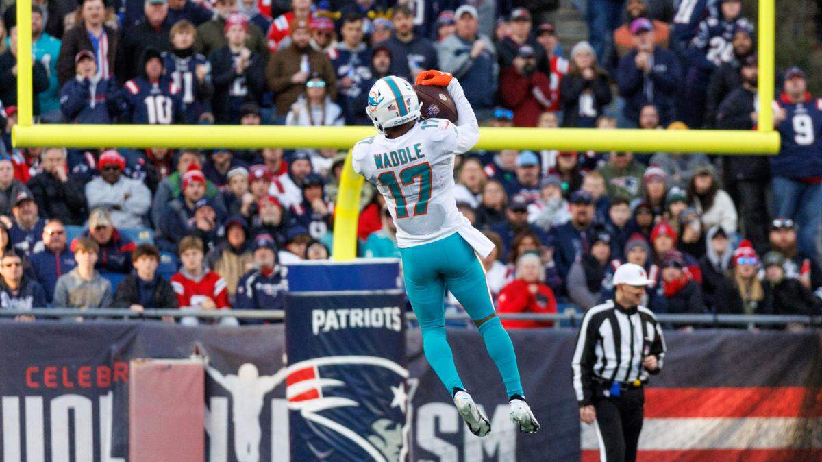 Miami Dolphins wide receiver Jaylen Waddle (17) catches a pass during fourth quarter of an NFL football game against the New England Patriots at Gillette Stadium on Sunday, January 1, 2023 in Foxborough, MA.