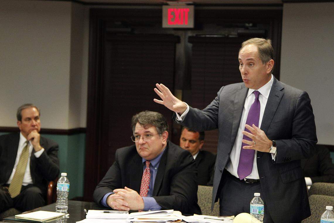 El abogado Matthew I. Menchel, a la derecha, el lunes 29 de julio de 2013 en Miami, Florida.