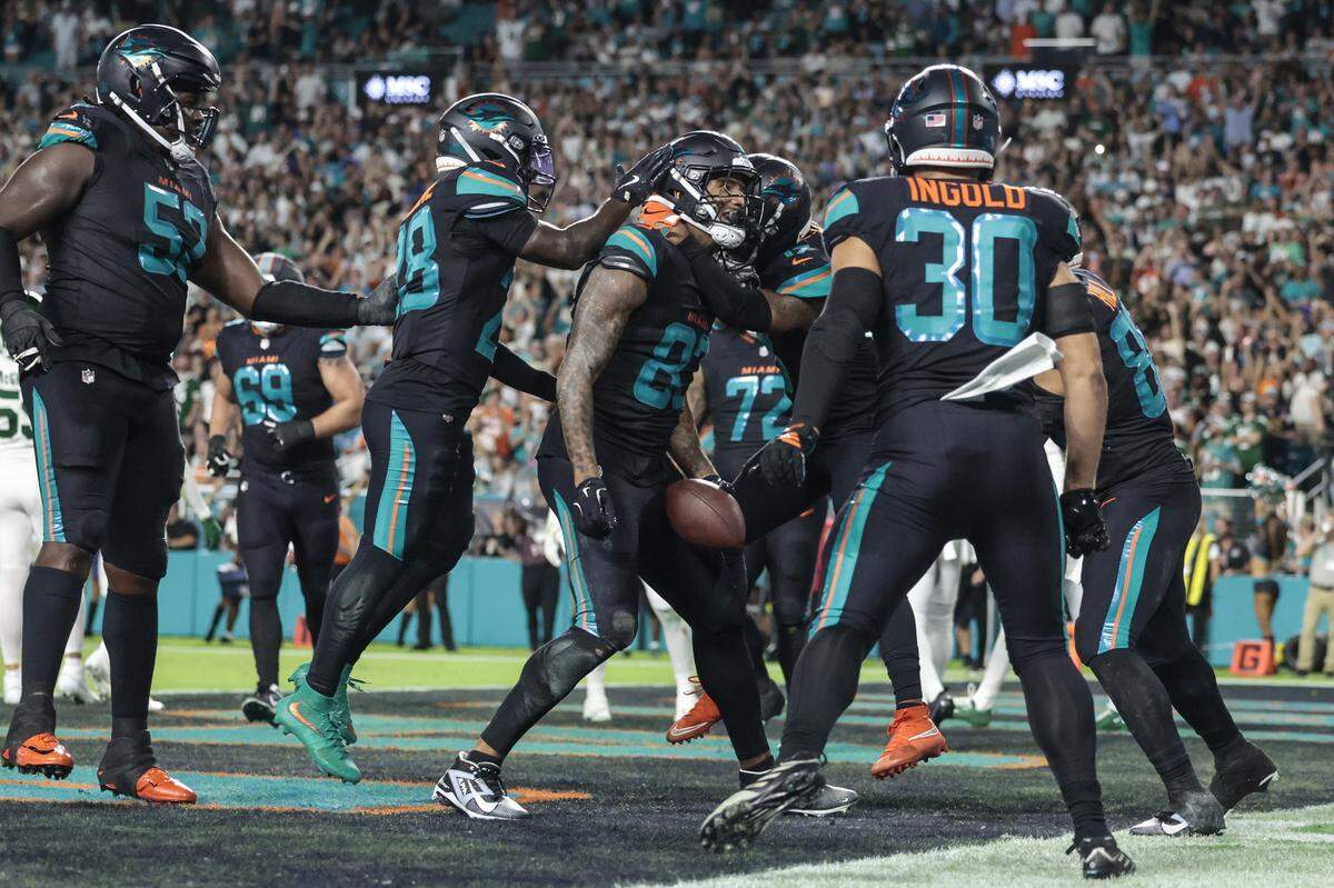 Miami Dolphins tight end Darren Waller (83) celebrates his touchdown catch with teammates in the enzone against the against the New York Jets during their NFL game in the first half at Hard Rock Stadium in Miami Gardens, Florida, on Monday, September 29, 2025. 