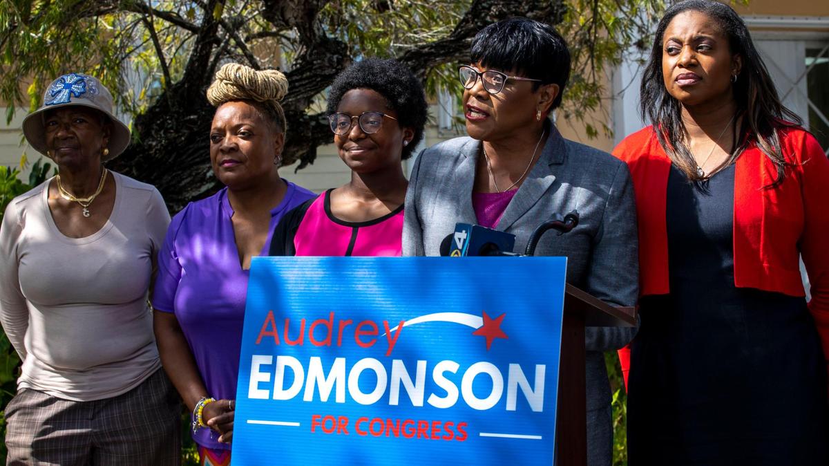 Rodeada de su familia, Audrey M. Edmonson, quien fue presidenta de la Comisión de Miami-Dade, anunció que se postulará contra Frederica Wilson en las primarias demócratas por el Distrito 24 del Congreso de la Florida, durante una conferencia de prensa en el Ayuntamiento de El Portal, Florida, el 22 de marzo de 2022.
