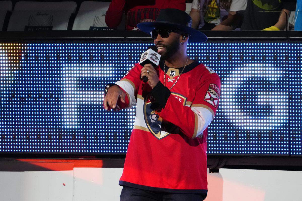 Jan 11, 2024; Sunrise, Florida, USA; American singer songwriter Montell Jordan performs during the first intermission between the Florida Panthers and the Los Angeles Kings at Amerant Bank Arena. Mandatory Credit: Jasen Vinlove-USA TODAY Sports